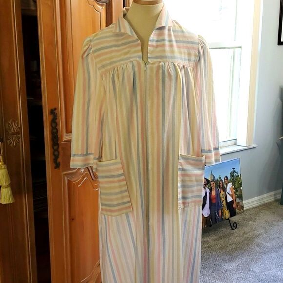 Vandenberg vintage long zipper light weight Robe. Size Medium,  striped. Pockets - Picture 1 of 12